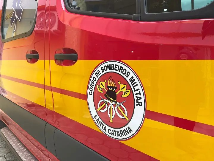 Homem fica ferido após ser atropelado pelo próprio carro em Brusque