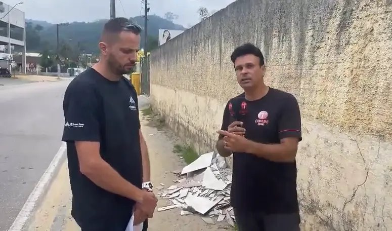 (VÍDEO) Comerciante denuncia despejo irregular de entulhos em rua no Águas Claras