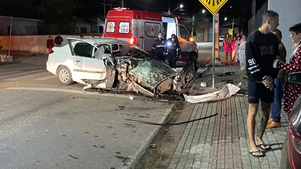 URGENTE - (VÍDEO) Carro bate em muro e deixa duas pessoas presas às ferragens em Brusque