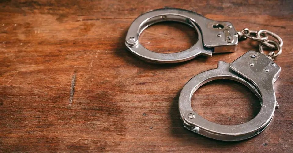 Foragido da Justiça incomoda vizinhança e acaba preso