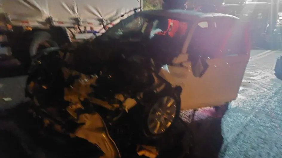 Criança de 3 anos morre após colisão entre carro e caminhão