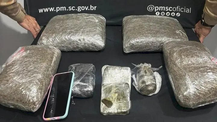 Operação policial prende duas pessoas por tráfico de drogas em ônibus 