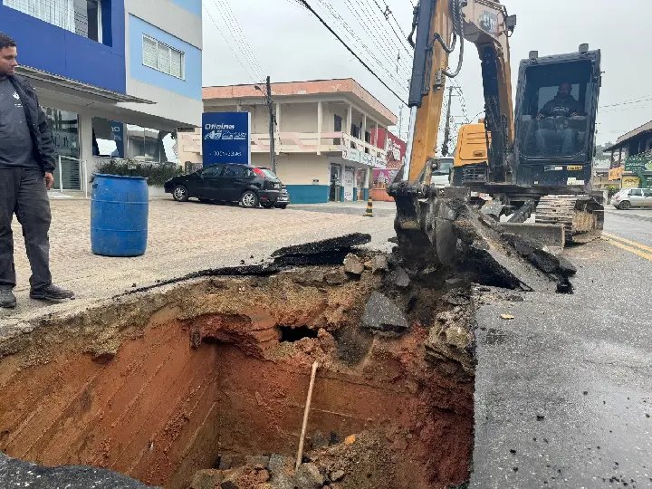 (VÍDEO) Via deve ser liberada para o tráfego até fim do dia, diz diretora técnica do Samae