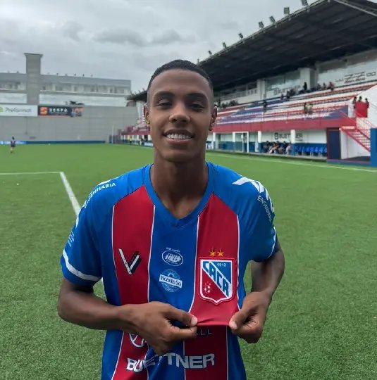 Carlos Renaux anuncia a contratação do meia Guga