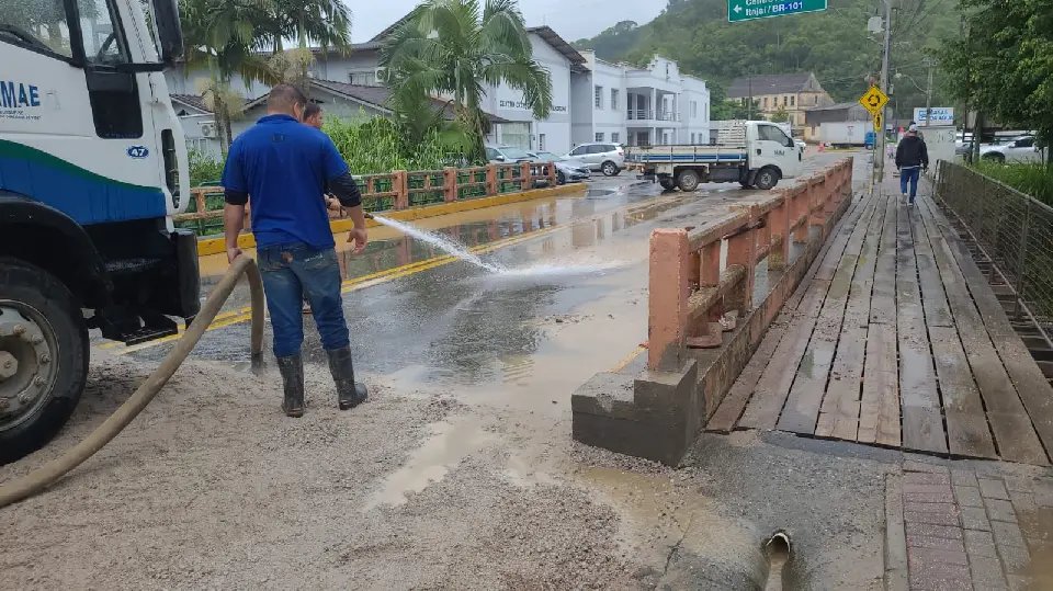 SAMAE conclui reparo de cratera na cabeceira de ponte no Dom Joaquim
