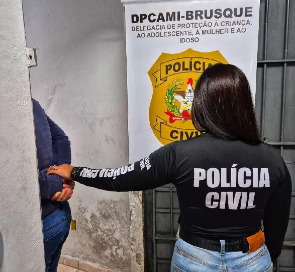 Homem é preso em Brusque por armazenar e vender pornografia infantil