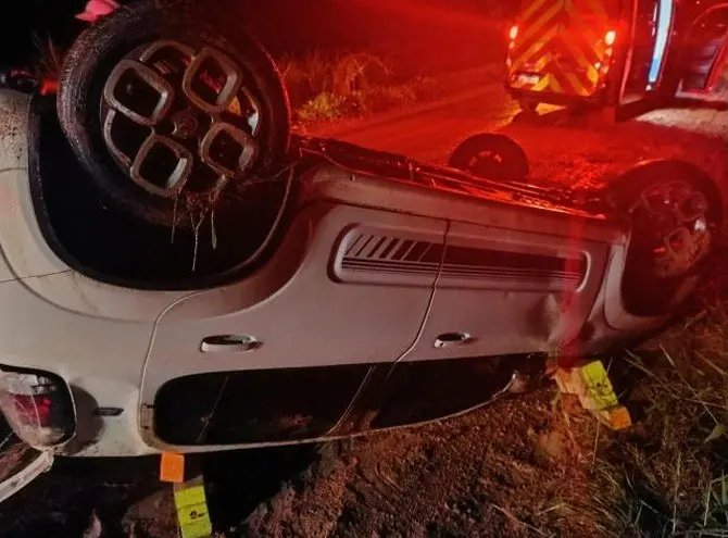 Motorista morre após perder controle do carro e capotar