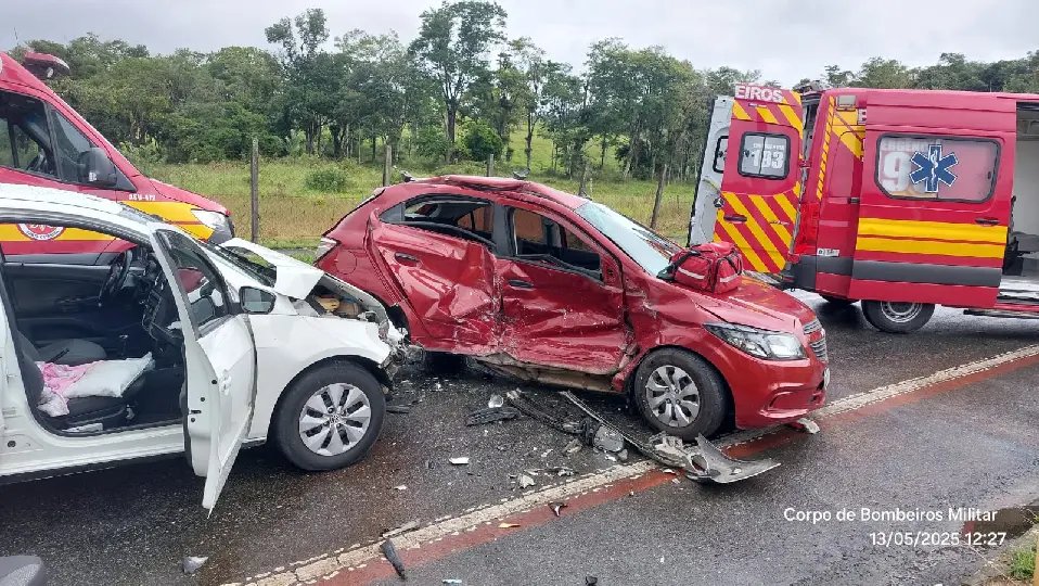 Três ficam feridos em acidente envolvendo dois carros