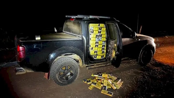 Motorista tenta fugir da PM e é flagrado com 30 mil maços de cigarros ilegais