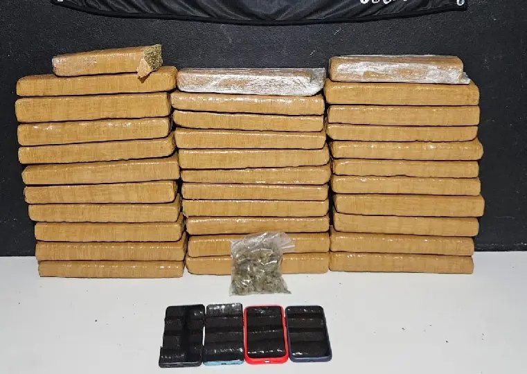 Homem tenta fugir, luta com morador e é preso com drogas
