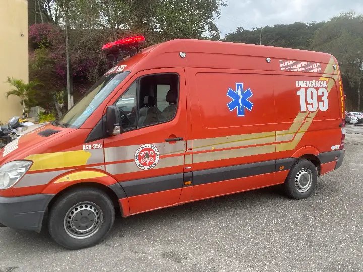 Carro toca em bicicleta e provoca queda de mulher e criança no Guarani
