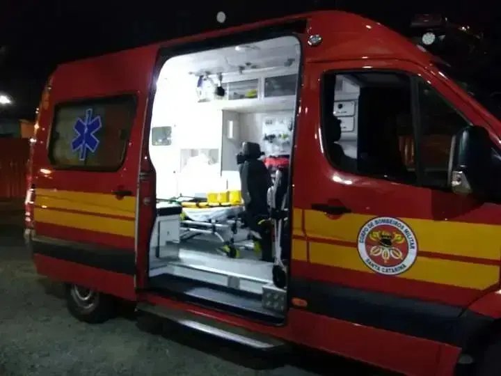 Colisão frontal entre dois carros deixa mulher ferida no São Pedro
