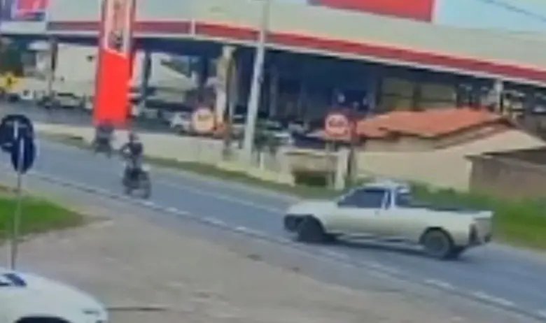 (VÍDEO) Imagens mostram momento de colisão entre moto e carro