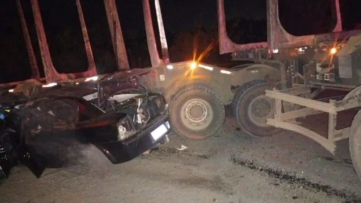 Cinco jovens morrem em grave colisão entre carro e caminhão