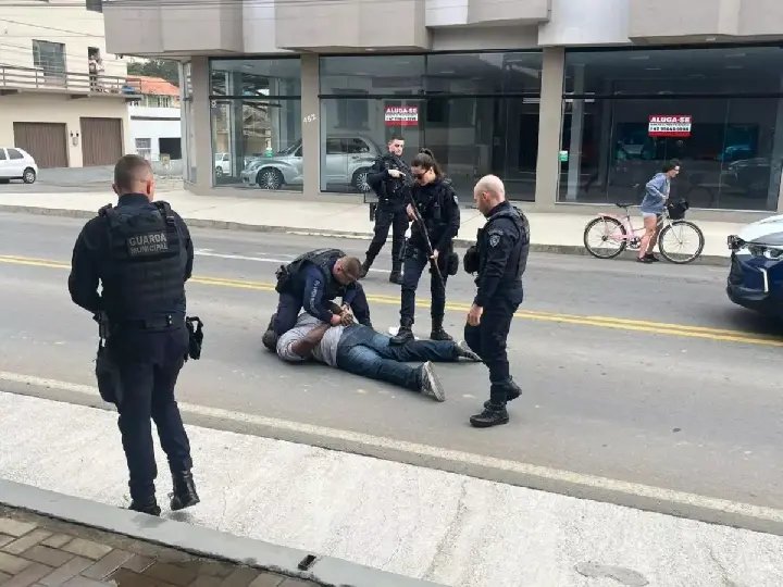 Homem é preso após golpear jovem na cabeça com martelo em SC