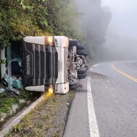 Homem morre após tombamento de carreta na BR-470