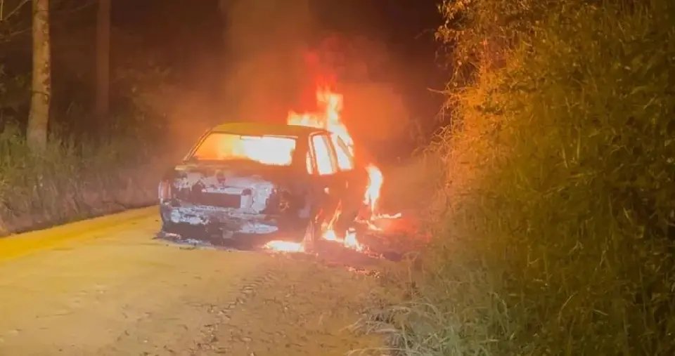 (URGENTE) Corpos carbonizados são achados dentro de carro incendiado