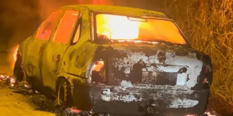 (ATUALIZAÇÃO) Carro incendiado tinha três corpos no interior