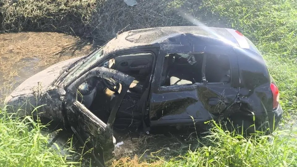Carro é encontrado em vala após saída de pista e colisão em barranco