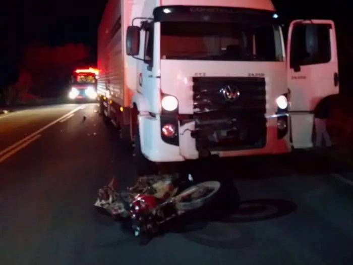 Motociclista de 22 anos morre após colisão com caminhão