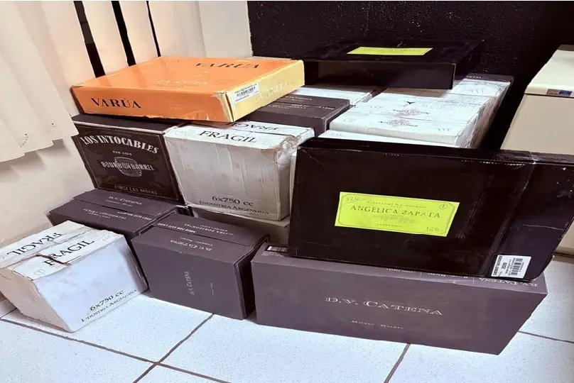 Carro com licenciamento vencido transportava 217 garrafas de vinho sem nota