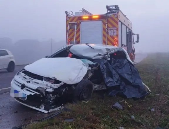 Adolescente e idosa morrem em colisão entre carro e ônibus