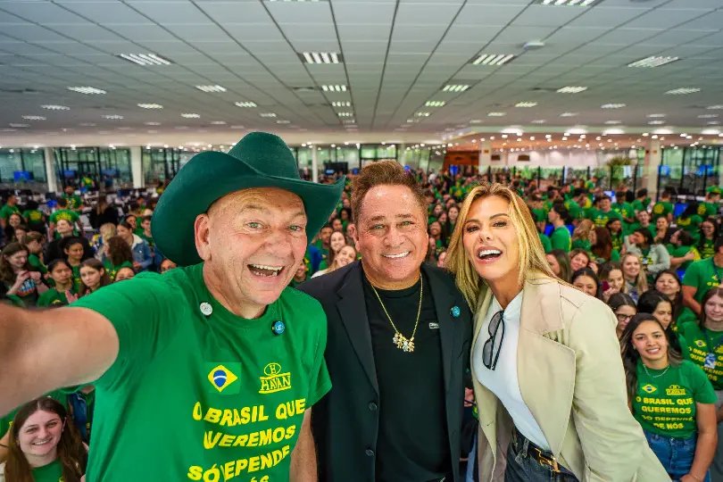 Luciano Hang recebe cantor Leonardo e esposa Poliana em Brusque