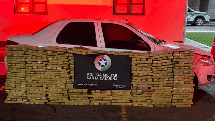 Carro com sobrepeso levanta suspeita e polícia encontra 640 quilos de maconha