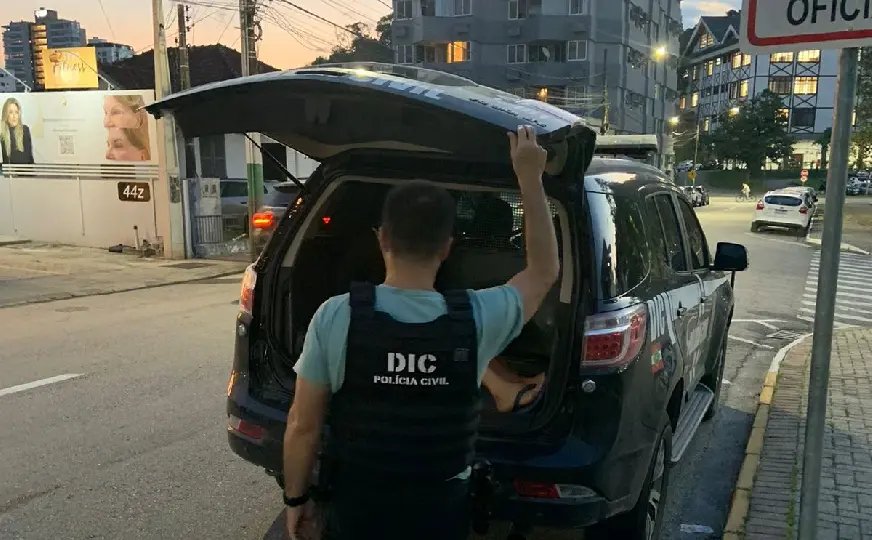 Foragido volta para a prisão após ser pego com drogas em Guabiruba