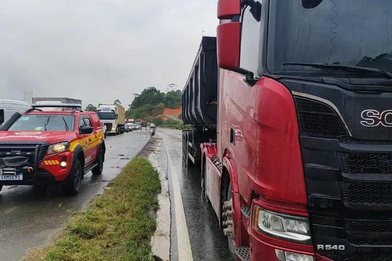 Motociclista é arrastado por caminhão após queda na BR-470, em Gaspar