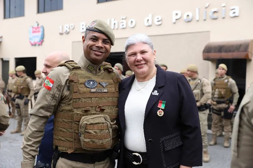 Reitora da UNIFEBE é homenageada em solenidade do 18.º Batalhão da PM