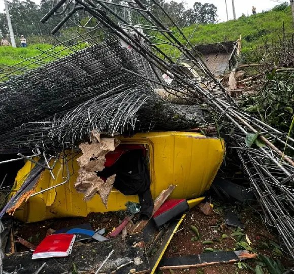 Motorista morre após caminhão despencar de ribanceira e ser esmagado pela carga