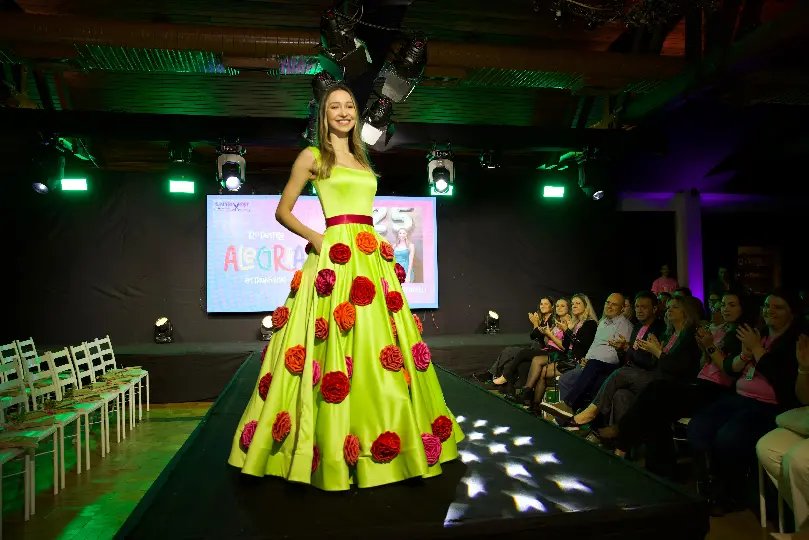 Desfile em Brusque destaca quem faz a moda e transforma vidas com suas mãos