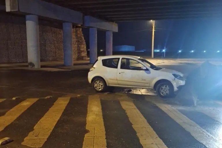 Motorista fica ferido após perder o controle e bater em mureta na Antônio Heil