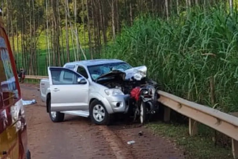 Motociclista morre em colisão e moto fica ‘cravada’ em carro 