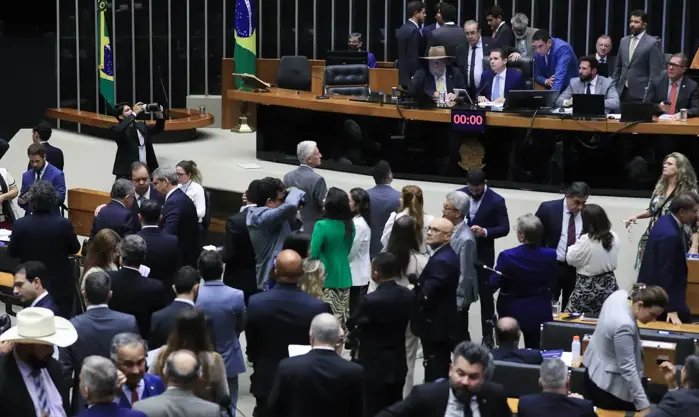 Câmara aprova projeto que reajusta salários de servidores públicos