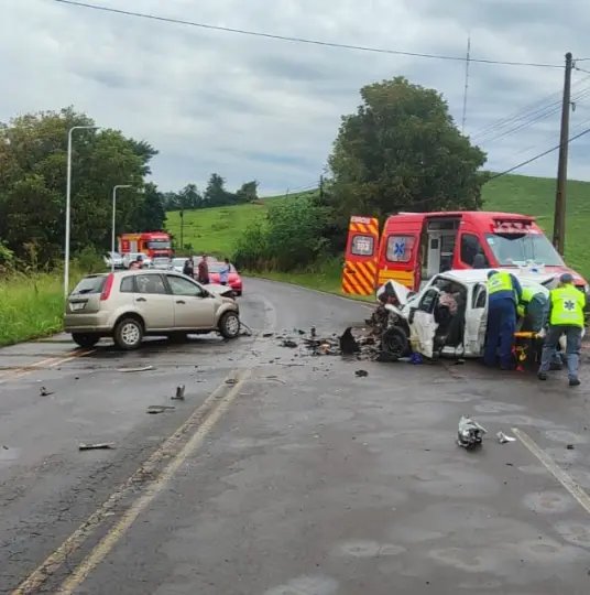 Mulher morre após grave colisão entre dois carros