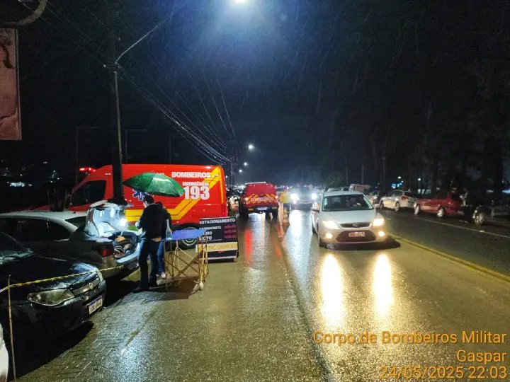 Mulher fica ferida após ser atropelada por carro 