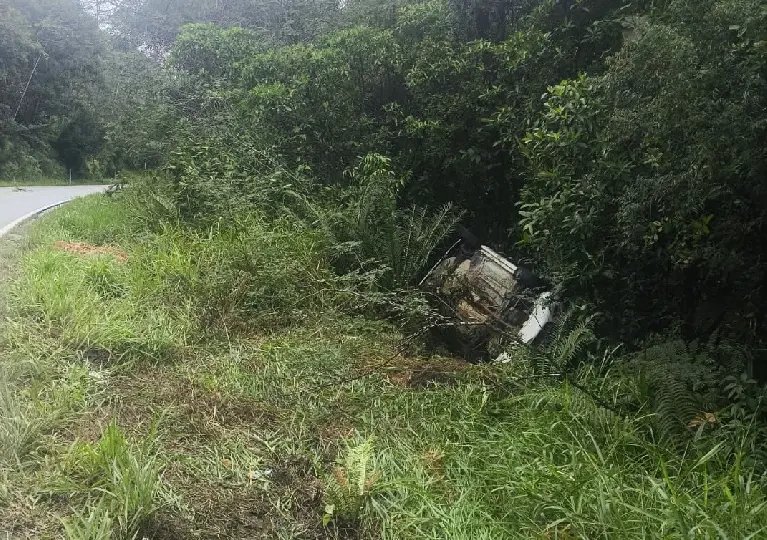 Carro tomba após saída de pista em Nova Trento