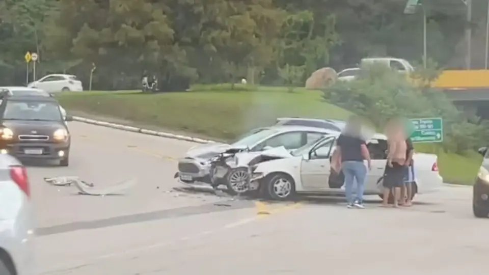 Colisão entre dois carros deixa mulher ferida no bairro Guarani