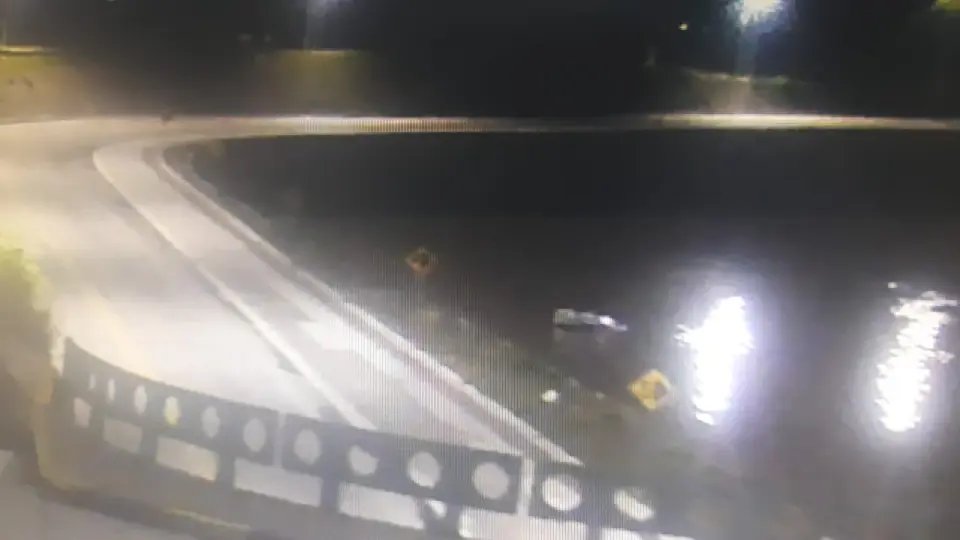 Carro cai no Rio Itajaí-Mirim; bombeiros não encontram vestígios e iniciam buscas
