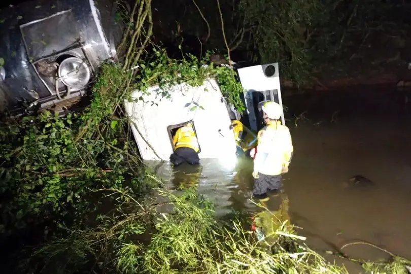 Caminhão com leite capota em ribanceira de 35 metros e motorista morre em SC