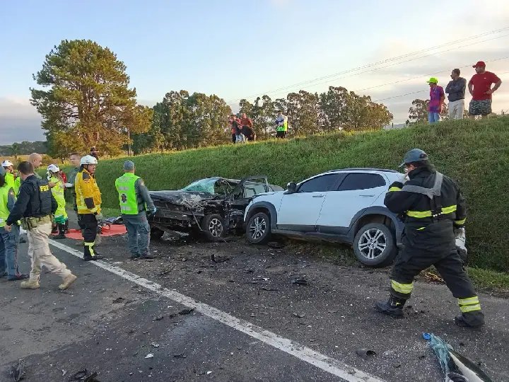 Homem morre preso às ferragens após grave acidente com três carros