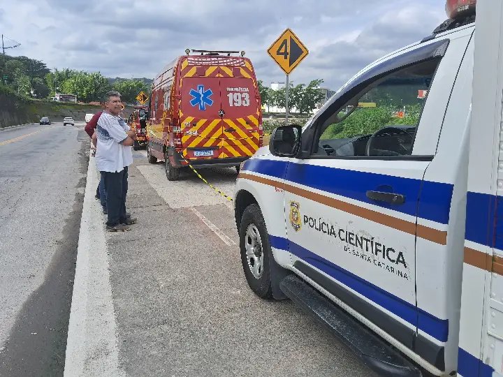 (URGENTE) Vítima é encontrada dentro do carro que submergiu no rio