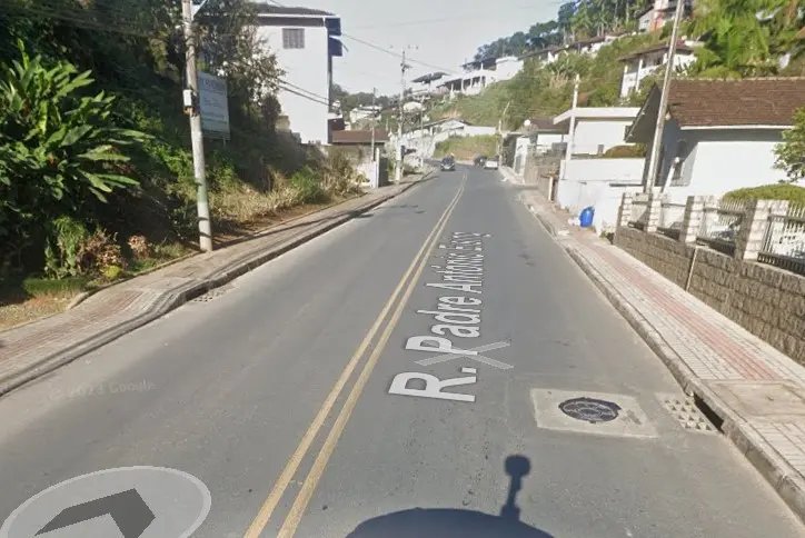 Obras no bairro Azambuja interditam meia pista da Padre Antônio Eising