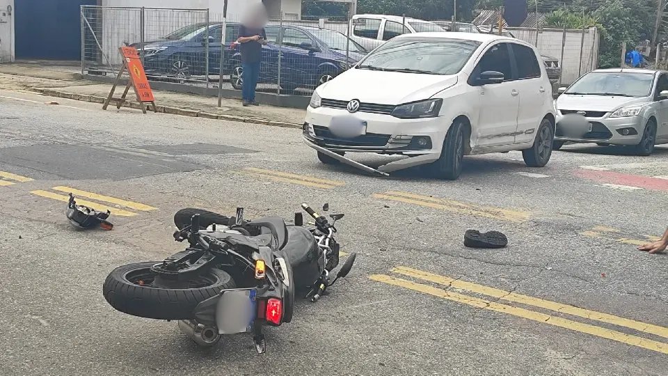 Motociclista fica ferido após colisão com carro na Primeiro de Maio 