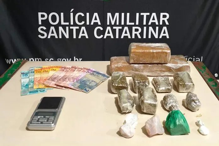 Denúncia leva à apreensão de mais de 1 kg de maconha e crack 