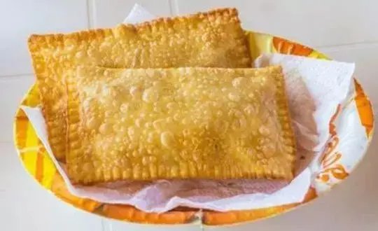 Mulher mata 40 integrantes de uma facção criminosa após oferecer pastel
