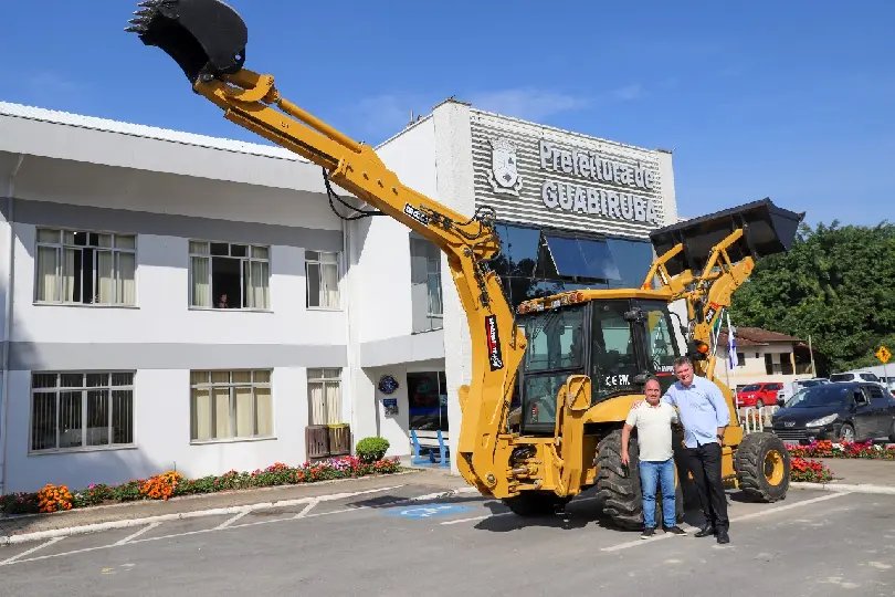 Guabiruba recebe nova retroescavadeira adquirida com recursos federais