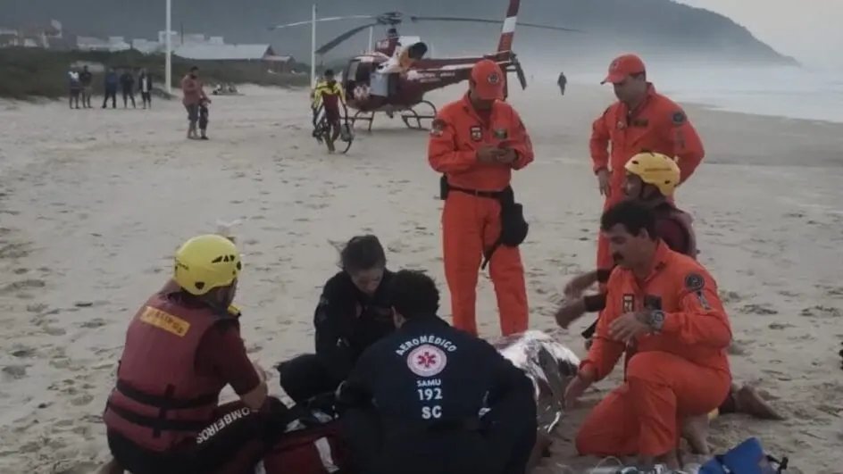 Homem sofre afogamento após cair no mar fazendo trilha em SC